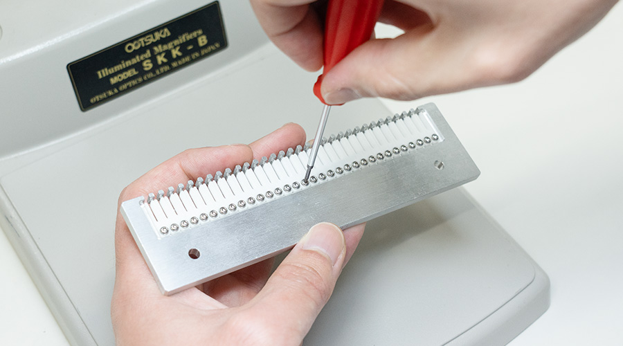 ネジで固定する方法